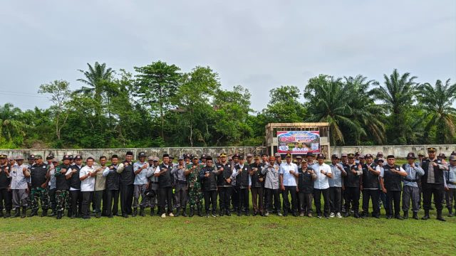 Kapolres Aceh Barat AKBP Agus Sulistianto, S.H., S.I.K., saat menghadiri Apel Siaga Satlinmas dan Satgas Pageu Gampong di Gampong Gunong Meuh, Rabu (16/9/2026). Dok.Polres Aceh Barat