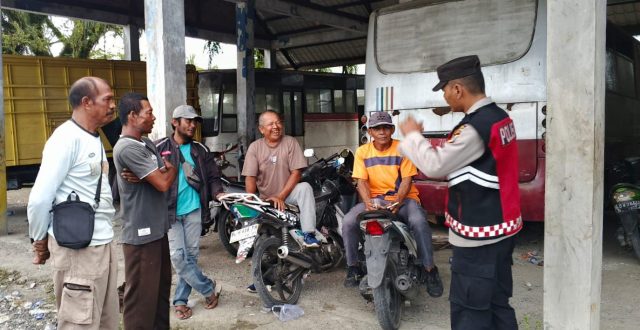 Personel Polsek Meureubo menyampaikan edukasi karhutla dan bahaya narkoba kepada warga, Kamis (17/9/2026). Dok.Polres Aceh Barat