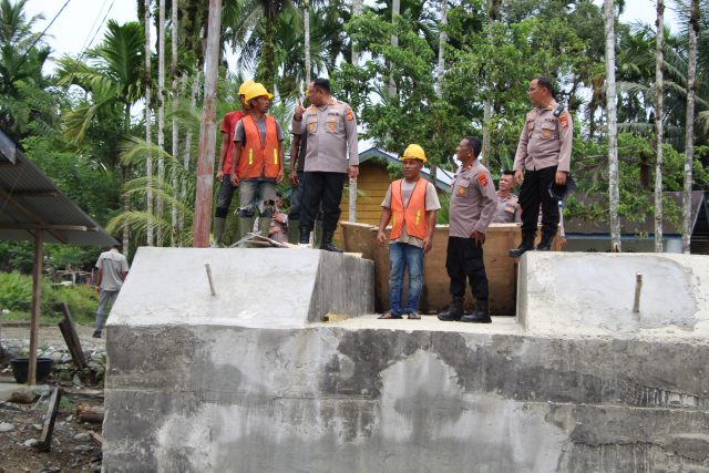Kapolres Aceh Barat meninjau pembangunan jembatan gantung Sikundo, Rabu (16/9/2026). Dok.Polres Aceh Barat
