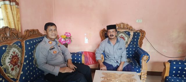 Personel Polsek Woyla bersilaturahmi dengan pimpinan Dayah Miftahul Jannah di Gampong Lueng Jawa, Kamis (17/9/2026). Dok.Polres Aceh Barat