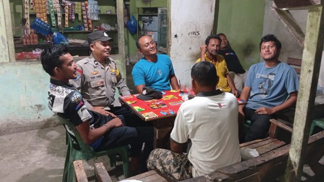 Personel Polsek Samatiga menyambangi warga dan menyampaikan imbauan kamtibmas di Gampong Cot Selamat, Kamis (17/9/2026) malam. Dok.Polres Aceh Barat