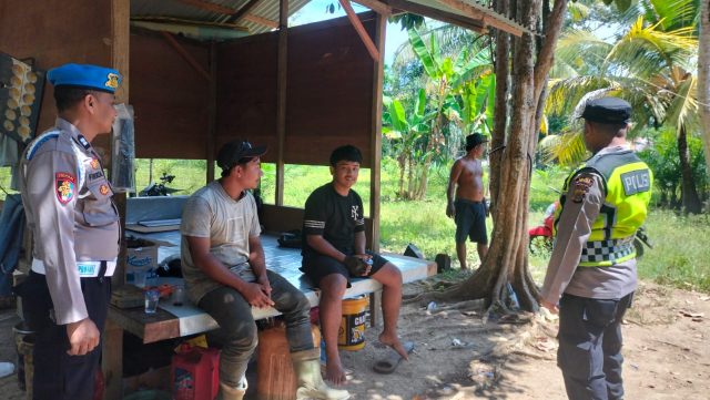 Personel Polsek Samatiga menyambangi warga dan menyampaikan imbauan kamtibmas di Gampong Cot Selamat, Kamis (17/9/2026) malam. Dok.Polres Aceh Barat