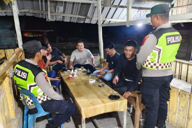 Personel Polsek Bubon menyambangi warga saat melaksanakan patroli KRYD di Gampong Layung, Kecamatan Bubon, Aceh Barat, Jumat (18/9/2026). Dok.Polres Aceh Barat