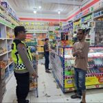Menyapa Warga, Polsek Samatiga Jaga Kondusivitas Malam