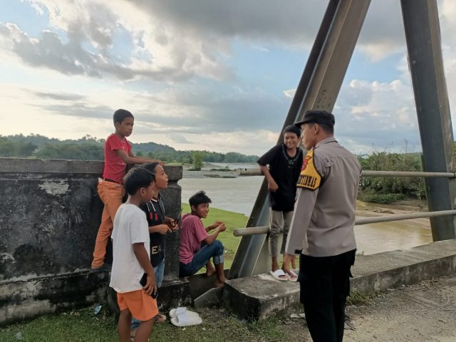 Personel Polsek Pante Ceureumen saat memberikan edukasi keselamatan kepada anak-anak dalam kegiatan Patroli Dialogis Simpatik di Gampong Pante Ceureumen, Kecamatan Pante Ceureumen, Kabupaten Aceh Barat, Minggu, 20 September 2026. Dok. Polres Aceh Barat