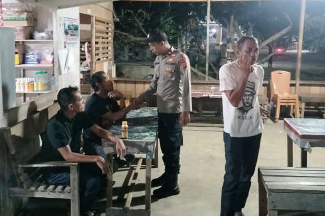Personel Polsek Pante Ceureumen saat menyambangi dan berdialog dengan warga dalam kegiatan KRYD di sebuah warung di Gampong Manjeng, Kecamatan Pante Ceureumen, Kabupaten Aceh Barat, Minggu malam, 20 September 2026. Dok. Polres Aceh Barat