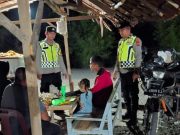 Sambangi Warga di Kuala Pling, Polisi Bubon Sampaikan Pesan Keamanan dan Keselamatan Berkendara