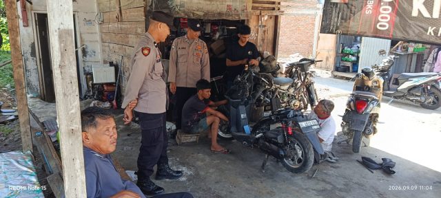 Personel Polsek Woyla saat menyambangi dan berdialog dengan warga di sebuah bengkel dalam kegiatan patroli Kamtibmas di Gampong Aron Tunong, Kecamatan Woyla, Kabupaten Aceh Barat, Senin, 21 September 2026. Dok. Polres Aceh Barat