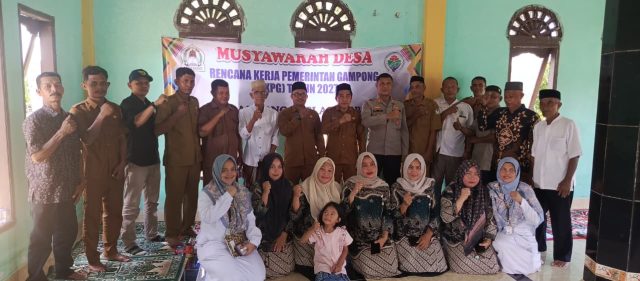 Personel Polsek Woyla saat menghadiri Musyawarah Desa penyusunan Rancangan Kegiatan Pembangunan Gampong (RKPG) Tahun 2027 di Gampong Pasi Ara, Kecamatan Woyla, Kabupaten Aceh Barat, Senin, 21 September 2026. Dok. Polres Aceh Barat