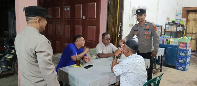 Personel Polsek Woyla saat melaksanakan KRYD dengan menyambangi masyarakat dan memantau kendaraan di Gampong Kuala Bhee, Kecamatan Woyla, Kabupaten Aceh Barat, Selasa malam, 22 September 2026. Dok. Polres Aceh Barat