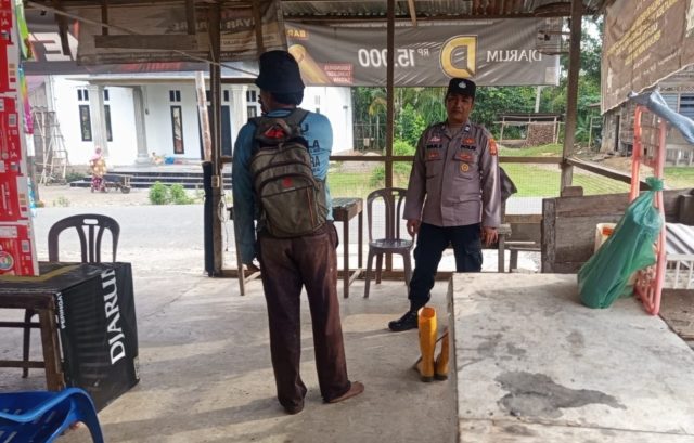 Personel Polsek Woyla Timur saat menyambangi warga di warkop dan kawasan permukiman dalam kegiatan patroli dialogis di Gampong Tangkeh, Kecamatan Woyla Timur, Kabupaten Aceh Barat, Rabu, 23 September 2026. Dok. Polres Aceh Barat