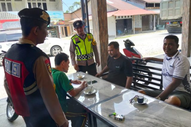 Personel Polsek Bubon saat menyambangi dan berdialog dengan warga dalam patroli dialogis di Gampong Kuta Padang hingga ruas Jalan Layung–Gunong Meuh, Kecamatan Bubon, Kabupaten Aceh Barat, Rabu, 23 September 2026. Dok. Polres Aceh Barat