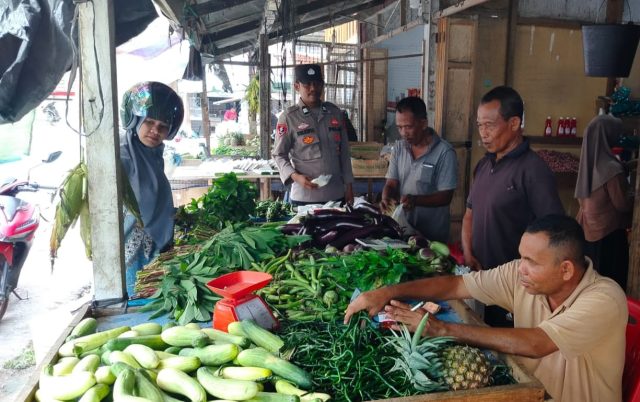 Personel Polsek Woyla saat menyambangi dan berdialog dengan warga dalam kegiatan pemantauan aktivitas masyarakat di Gampong Lueng Tanoh, Kecamatan Woyla, Kabupaten Aceh Barat, Rabu, 23 September 2026. Dok. Polres Aceh Barat