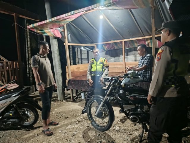 Personel Polsek Sungai Mas saat melaksanakan patroli KRYD dan menyambangi warga dalam rangka menjaga situasi Kamtibmas di Gampong Tutut, Kecamatan Sungai Mas, Kabupaten Aceh Barat, Rabu malam, 23 September 2026. Dok. Polres Aceh Barat