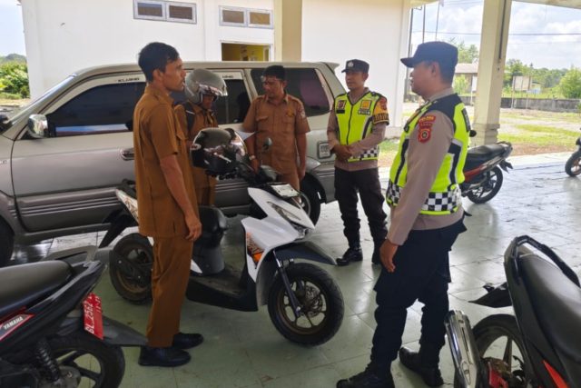 Personel Polsek Bubon saat menyambangi dan berdialog dengan warga dalam kegiatan patroli dialogis simpatik di Gampong Alue Lhok, Kecamatan Bubon, Kabupaten Aceh Barat, Kamis, 24 September 2026. Dok. Polres Aceh Barat