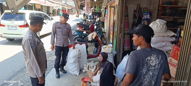 Personel Polsek Woyla saat menyambangi dan berdialog dengan pedagang serta warga dalam kegiatan patroli dialogis di Gampong Lueng Tanoh Tho, Kecamatan Woyla, Kabupaten Aceh Barat, Kamis, 24 September 2026. Dok. Polres Aceh Barat