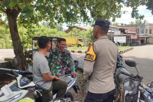 Personel Polsek Arongan Lambalek saat menyambangi dan berdialog dengan warga dalam patroli dialogis simpatik di kawasan permukiman Gampong Simpang Peut, Kecamatan Arongan Lambalek, Kabupaten Aceh Barat, Kamis, 24 September 2026. Dok. Polres Aceh Barat