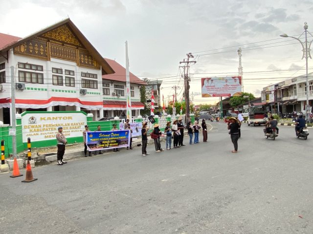 Personel Polres Aceh Barat saat melaksanakan pengamanan dan pengaturan lalu lintas dalam kegiatan Aksi Kamisan aktivis HAM mahasiswa Universitas Teuku Umar di Simpang Tugu Pelor, depan Kantor DPRK Aceh Barat, Gampong Ujung Kalak, Kecamatan Johan Pahlawan, Kabupaten Aceh Barat, Kamis, 24 September 2026. Dok. Polres Aceh Barat