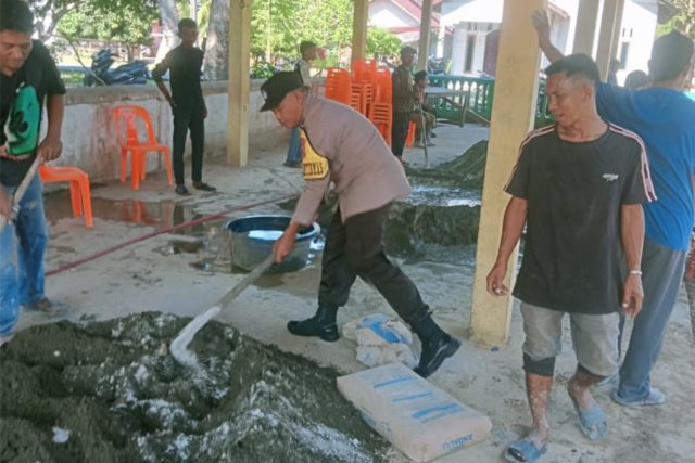 Personel Polsek Woyla bersama warga saat bergotong royong membersihkan lingkungan di Gampong Lueng Buloh, Kecamatan Woyla, Kabupaten Aceh Barat, Jumat, 25 September 2026. Dok. Polres Aceh Barat