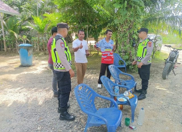 Personel Polsek Woyla Barat saat patroli dialogis di Gampong Ie Sayang, Kecamatan Woyla Barat, Kabupaten Aceh Barat, Jumat, 25 September 2026. Dok. Polres Aceh Barat
