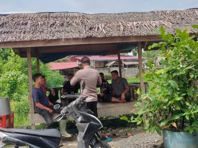 Personel Polsek Pante Ceureumen saat menyampaikan imbauan keamanan kendaraan kepada warga di Gampong Pante Ceureumen, Kecamatan Pante Ceureumen, Kabupaten Aceh Barat, Sabtu, 26 September 2026. Dok. Polres Aceh Barat