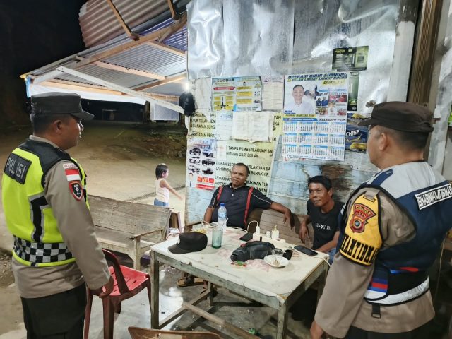 Personel Polsek Sungai Mas saat melaksanakan patroli KRYD di Gampong Geudong, Kecamatan Sungai Mas, Kabupaten Aceh Barat, Senin malam, 28 September 2026. Dok. Polres Aceh Barat