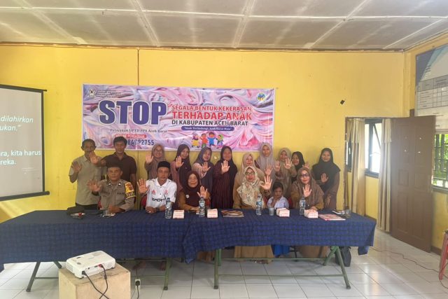Bhabinkamtibmas Polsek Samatiga Aiptu Taufik Maidanil saat menghadiri sosialisasi perlindungan anak di Gampong Alue Raya, Kecamatan Samatiga, Kabupaten Aceh Barat, Selasa, 29 September 2026. Dok. Polres Aceh Barat