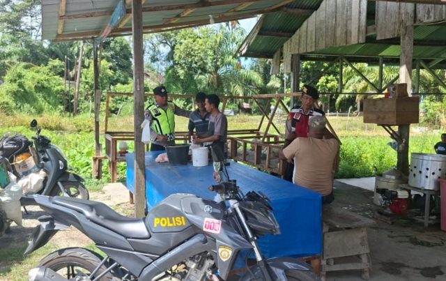 Personel Polsek Bubon melaksanakan sambang warga dan menyampaikan imbauan kamtibmas di wilayah Kecamatan Bubon, Sabtu (5/9/2026). Dok.Polres Aceh Barat
