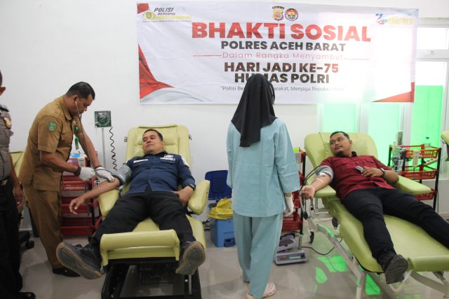 Personel Polres Aceh Barat mengikuti donor darah dalam rangka HUT ke-75 Humas Polri di RSUD Cut Nyak Dhien, Selasa, 20 Oktober 2026. Dok. Polres Aceh Barat