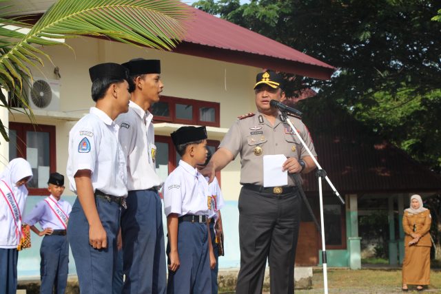 Kapolres Aceh Barat AKBP Agus Sulistianto, S.H., S.I.K., menyampaikan amanat kepada pelajar SMP Negeri 5 Aceh Barat dalam kegiatan Goes to School. Senin (26/10/2026) Dok. Polres Aceh Barat.