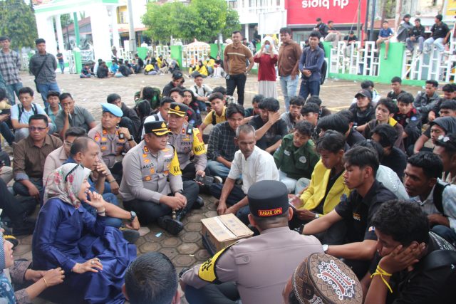 apolres Aceh Barat AKBP Agus Sulistianto, S.H., S.I.K., menenangkan mahasiswa saat pengamanan aksi unjuk rasa di depan Kantor DPRK Aceh Barat. Senin (26/10/2026) Dok. Polres Aceh Barat.
