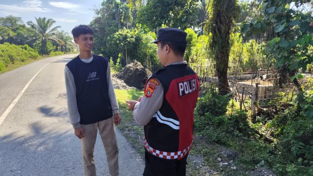 Personel Polsek Meureubo saat menyampaikan imbauan pencegahan Karhutla kepada warga, Sabtu, 3 Oktober 2026. Dok. Polres Aceh Barat