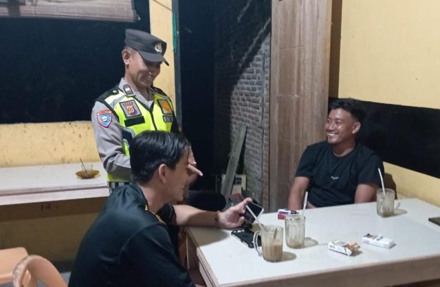 Personel Polsek Pante Ceureumen saat menyampaikan imbauan kamtibmas kepada warga di Gampong Seumantok, Kecamatan Pante Ceureumen, Sabtu malam, 3 Oktober 2026. Dok. Polres Aceh Barat