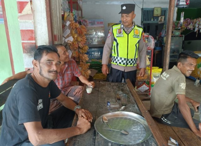 Personel Polsek Woyla Barat berdialog dengan warga saat patroli kamtibmas di Gampong Karak, Kecamatan Woyla Barat, Kabupaten Aceh Barat, Minggu, 4 Oktober 2026. Dok. Polres Aceh Barat