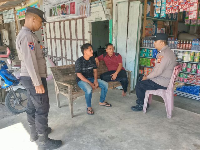 Personel Polsek Woyla berdialog dengan warga saat patroli kamtibmas di Gampong Lueng Tanoh Tho, Kecamatan Woyla, Kabupaten Aceh Barat, Minggu, 4 Oktober 2026. Dok. Polres Aceh Barat
