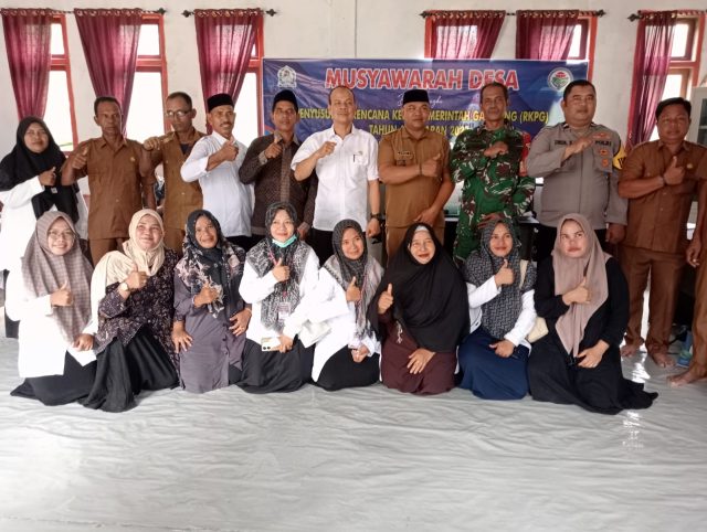 Bhabinkamtibmas Polsek Woyla Timur Aipda Dedi Kurniawan saat menghadiri Musdes penyusunan RKPG Tahun 2027 di Gampong Blang Dalam, Kecamatan Woyla Timur, Kabupaten Aceh Barat, Rabu, 7 Oktober 2026. Dok. Polres Aceh Barat