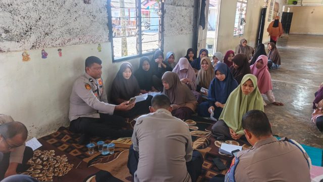 Personel Polsek Kaway XVI dan Polsubsektor Panton Reu saat mendukung pendataan Perlinsos di Pesantren Serambi Aceh, Gampong Meunasah Rayek, Kecamatan Kaway XVI, Jumat, 9 Oktober 2026. Dok. Polres Aceh Barat