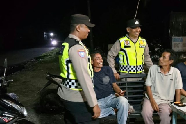 Personel Polsek Bubon saat melaksanakan patroli KRYD dan menyampaikan imbauan kamtibmas kepada warga di Gampong Layung, Kecamatan Bubon, Kabupaten Aceh Barat, Jumat malam, 9 Oktober 2026. Dok. Polres Aceh Barat