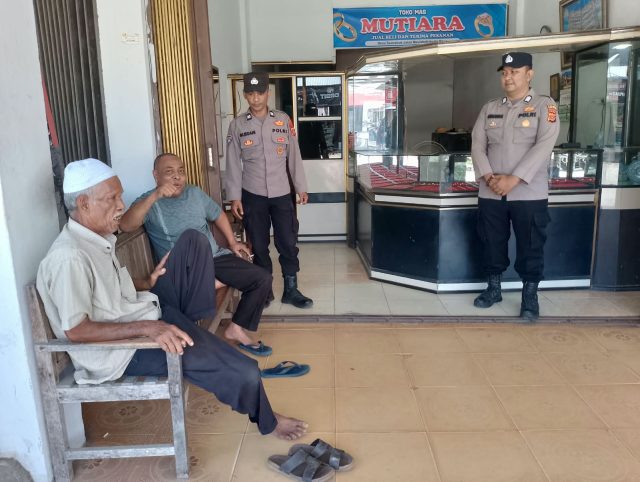 Personel Polsek Woyla saat menyambangi pedagang dan warga dalam patroli dialogis di Gampong Lueng Tanoh Tho, Kecamatan Woyla, Kabupaten Aceh Barat, Sabtu, 10 Oktober 2026. Dok. Polres Aceh Barat