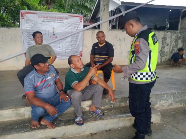 Personel Polsek Woyla Barat saat menyambangi warga dalam patroli dialogis di Gampong Pasi Mali dan Pasi Jeut, Kecamatan Woyla Barat, Kabupaten Aceh Barat, Sabtu, 10 Oktober 2026. Dok. Polres Aceh Barat