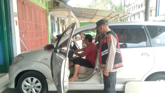 Personel Polsek Johan Pahlawan saat melaksanakan patroli dialogis dan menyampaikan imbauan kamtibmas kepada warga di Gampong Pasar Aceh dan Gampong Ujung Kalak, Kecamatan Johan Pahlawan, Kabupaten Aceh Barat, Minggu, 11 Oktober 2026. Dok. Polres Aceh Barat