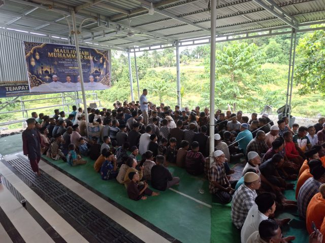Personel Polsek Meureubo saat mengamankan peringatan Maulid Nabi Muhammad SAW di Gampong Sumber Batu, Senin, 12 Oktober 2026. Dok. Polres Aceh Barat