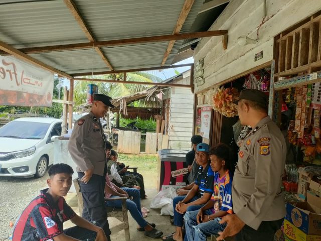 Personel Polsek Woyla saat menyambangi warga di Gampong Kuala Bhee, Kamis, 15 Oktober 2026. Dok. Polres Aceh Barat