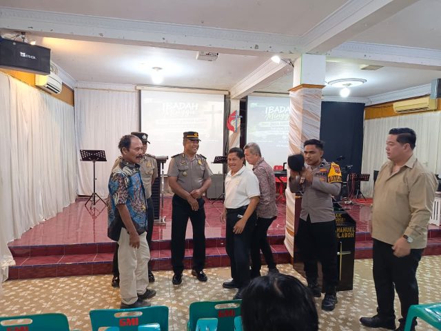 Kasat Binmas Polres Aceh Barat AKP Supianto bersama personel saat melaksanakan Minggu Kasih dan berdialog dengan jemaat di Gereja GMI Suka Cita Meulaboh, Minggu, 18 Oktober 2026. Dok. Polres Aceh Barat