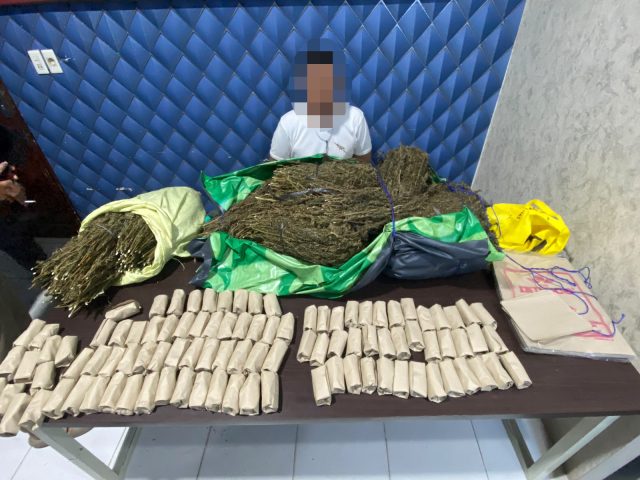 Tim Opsnal Satresnarkoba Polres Aceh Barat saat mengamankan barang bukti diduga ganja seberat 15 kilogram dalam pengungkapan kasus narkotika di Desa Gunong Meuh, Sabtu malam, 17 Oktober 2026. Dok. Polres Aceh Barat
