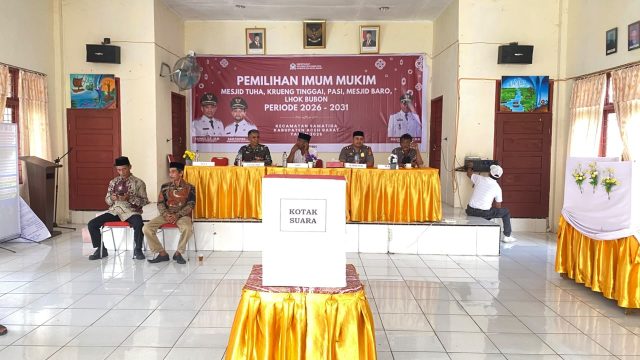 Kapolsek Samatiga IPTU Ade Haidir, S.H., menghadiri pemilihan Imum Mukim Pasi di Aula Kantor Camat Samatiga, Jumat, 23 Oktober 2026. Dok. Polres Aceh Barat