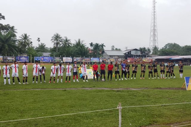 Personel Polsek Woyla bersama Koramil 02 Woyla saat mengamankan pertandingan Woyla Raya Cup 2026 di Lapangan Perkasa, Gampong Kuala Bhee, Jumat, 23 Oktober 2026. Dok. Polres Aceh Barat