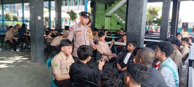 Bhabinkamtibmas Gampong Seuneubok saat memantau pembukaan Fantastic 4 Festival di Pesantren Nurul Falah, Sabtu, 24 Oktober 2026. Dok. Polres Aceh Barat