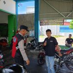 Sambangi Bengkel dan Permukiman, Polsek Johan Pahlawan Perkuat Imbauan Kamtibmas