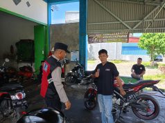 Sambangi Bengkel dan Permukiman, Polsek Johan Pahlawan Perkuat Imbauan Kamtibmas